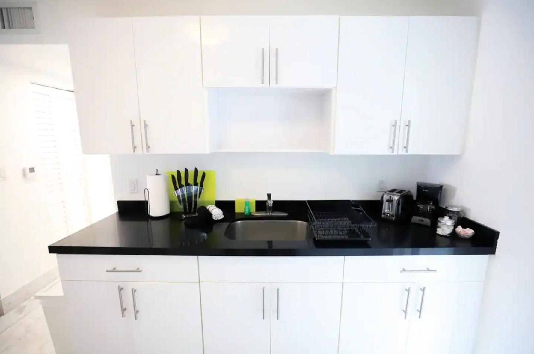 South Beach 2 Bedroom Family & Pet Friendly Apartment With Balcony & Free Parking マイアミビーチ エクステリア 写真